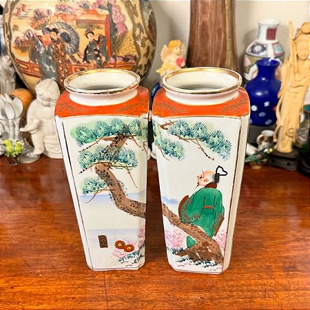 Par de antigos vasos em porcelana oriental.