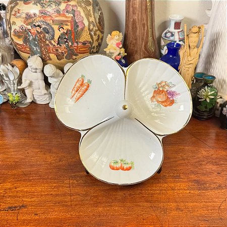 Elegante e antiga petisqueira em porcelana.