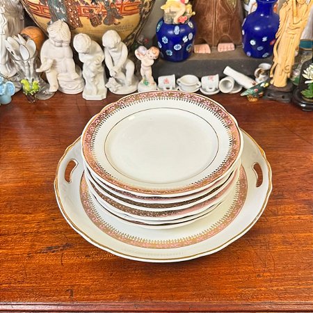 Conjunto de sobremesas em porcelana Real.
