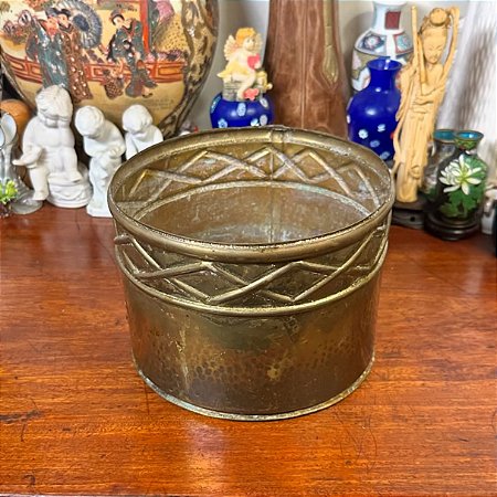 Antigo cachepot em latão.