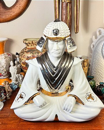 Escultura de Samurai em porcelana branca.