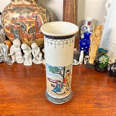 Elegante vaso cilíndrico em porcelana.