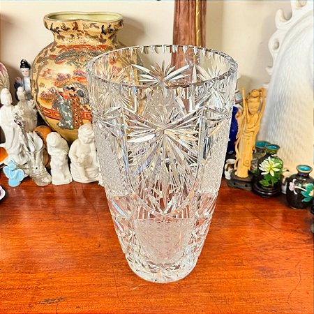 Elegante e imponente vaso em cristal.