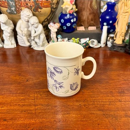 Antiga caneca em cerâmica inglesa.