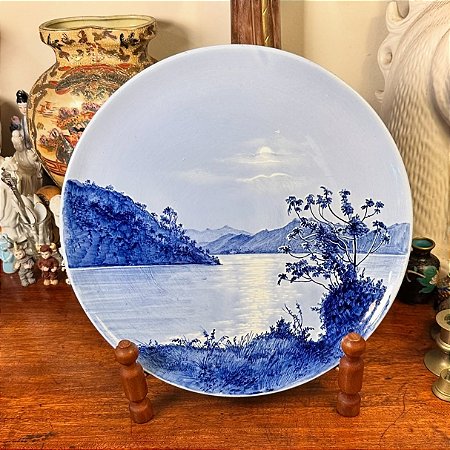 Prato medalhão em antiga porcelana CSP.