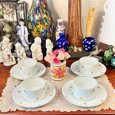 Xícara em antiga porcelana Renner.