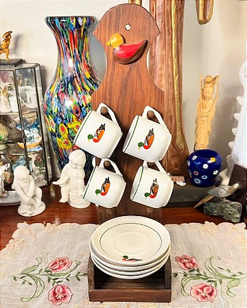Conjunto de café com suporte de madeira.