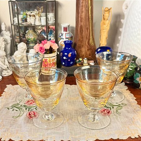 Conjunto com 4 taças antigas de cristal.