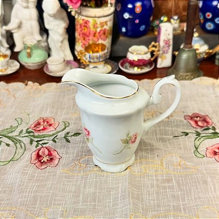 Cremeira em antiga porcelana Real.