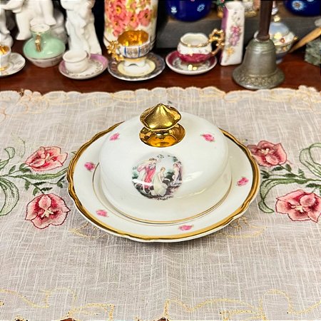 Manteigueira em porcelana Real.