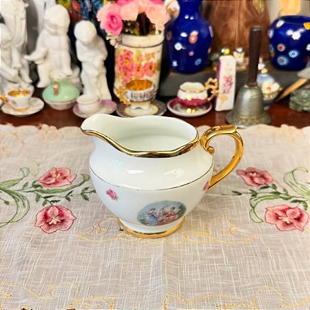 Cremeira em antiga porcelana Real.