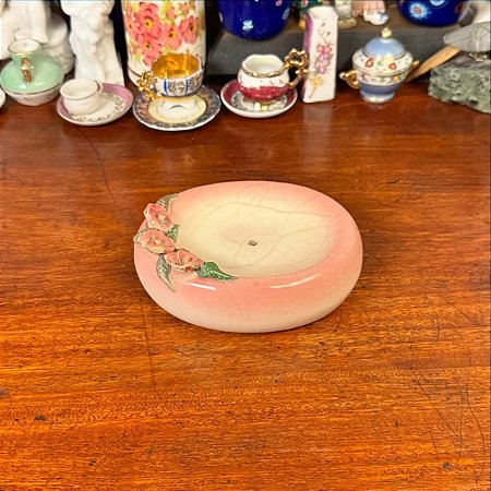 Antiquíssima saboneteira em porcelana.