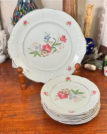 Conjunto de sobremesas em porcelana Real.