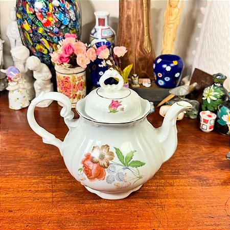 Bule em antiga porcelana Real.