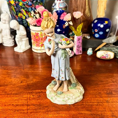Escultura bambina em porcelana fria.