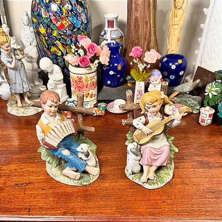 Par de esculturas em porcelana fria.