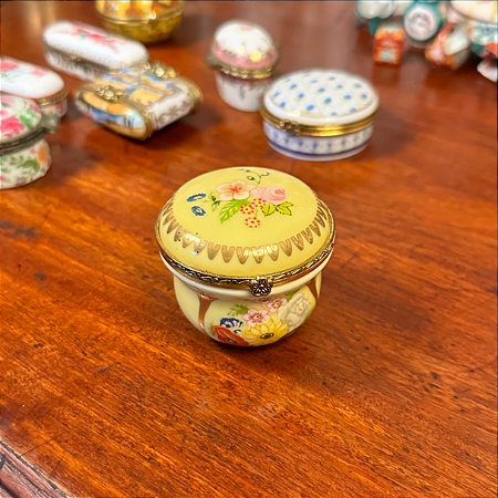 Caixinha em porcelana Delprado.