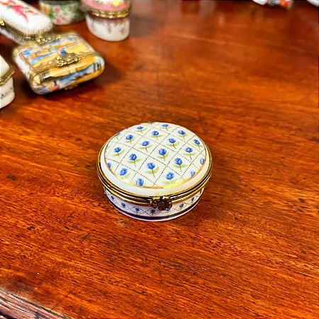 Caixinha redonda de porcelana Delprado.