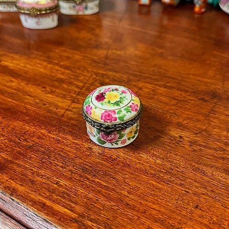 Caixinha em porcelana.