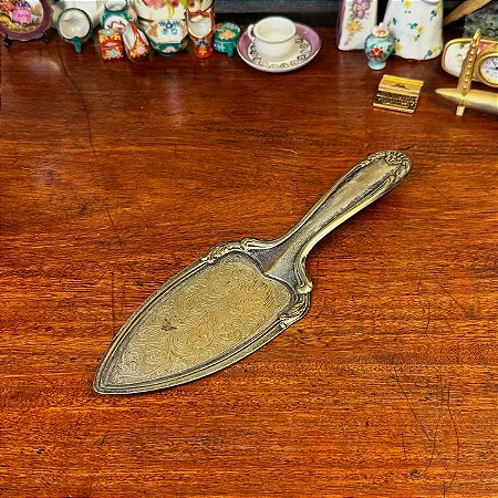 Antiga espátula de bolo em metal.