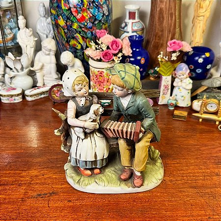 Escultura em porcelana fria.