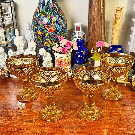 Conjunto taças de sobremesa bico de jaca.