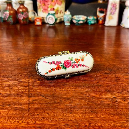 Caixinha porta-agulhas em porcelana Delprado.