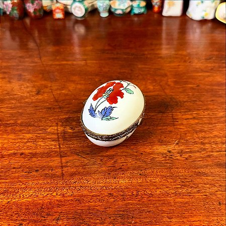 Caixinha em antiga porcelana Fine Porcelain.