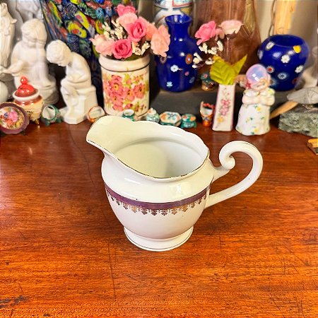 Cremeira em antiga porcelana Jundiaí.