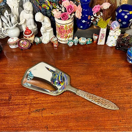 Antigo espelho de mão em cristal bisotado.
