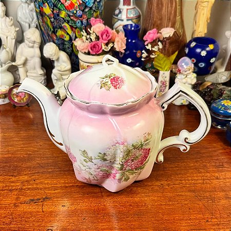 Bule de chá em antiga porcelana.