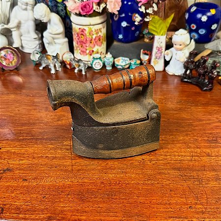 Pequeno ferro de brasa com chaminé.
