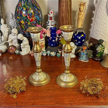 Par de castiçais antigos em metal e madrepérola.
