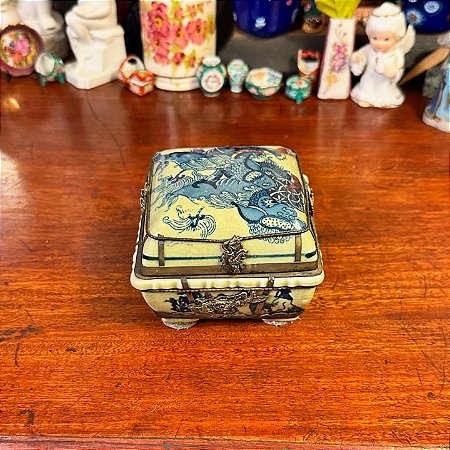 Antiga caixa em porcelana oriental.