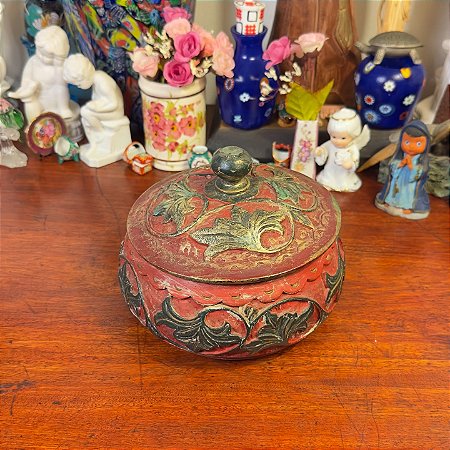 Pote em madeira com rica decoração talhada.