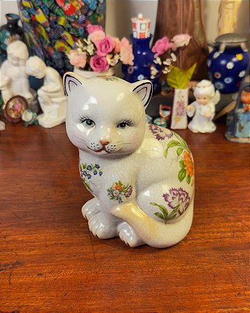 Antiga e belíssima escultura em porcelana.