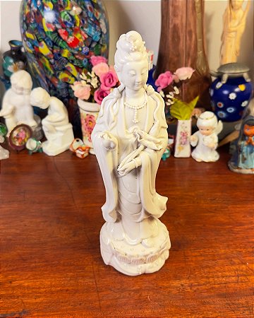 Escultura oriental representando Kuan Yin.