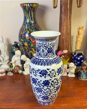 Antigo vaso em porcelana branca oriental.