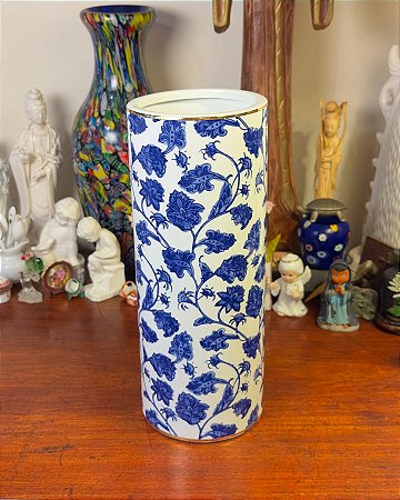 Vaso bengaleiro em porcelana.