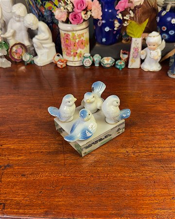 Antigo peso de papel em vidro e porcelana.