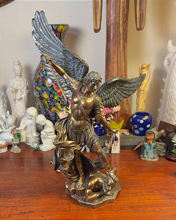 Escultura de São Miguel Arcanjo em resina metalizada.