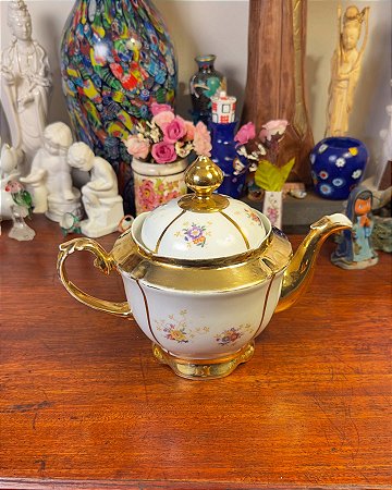 Bule em antiga porcelana Real.
