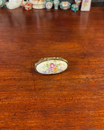 Antigo porta-batom em porcelana.