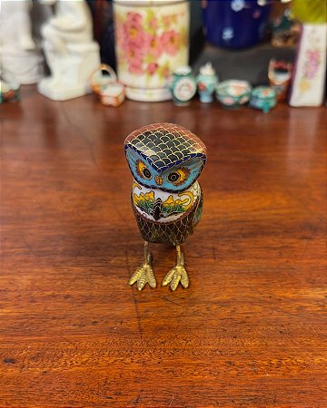 Charmosa coruja decorativa em cloisonné.
