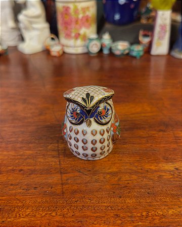 Charmosa mini coruja decorativa em cloisonné.