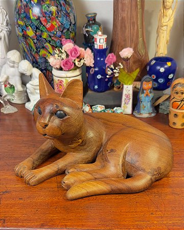 Escultura elegante representando um gato.
