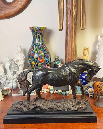 Magnífica e detalhada escultura de cavalo.