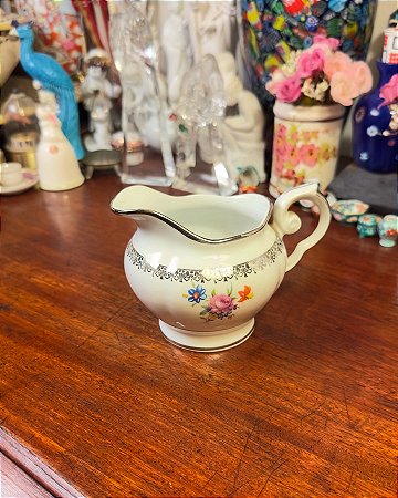 Cremeira em antiga porcelana Real.