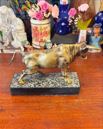 Escultura em bronze representando um touro.