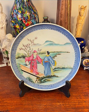 Prato decorativo em porcelana oriental.